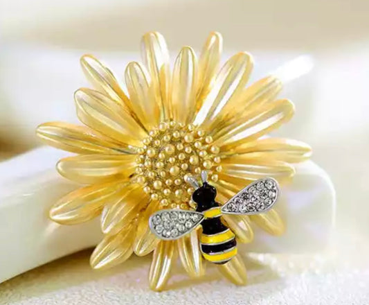 DAISY BEE BROOCH